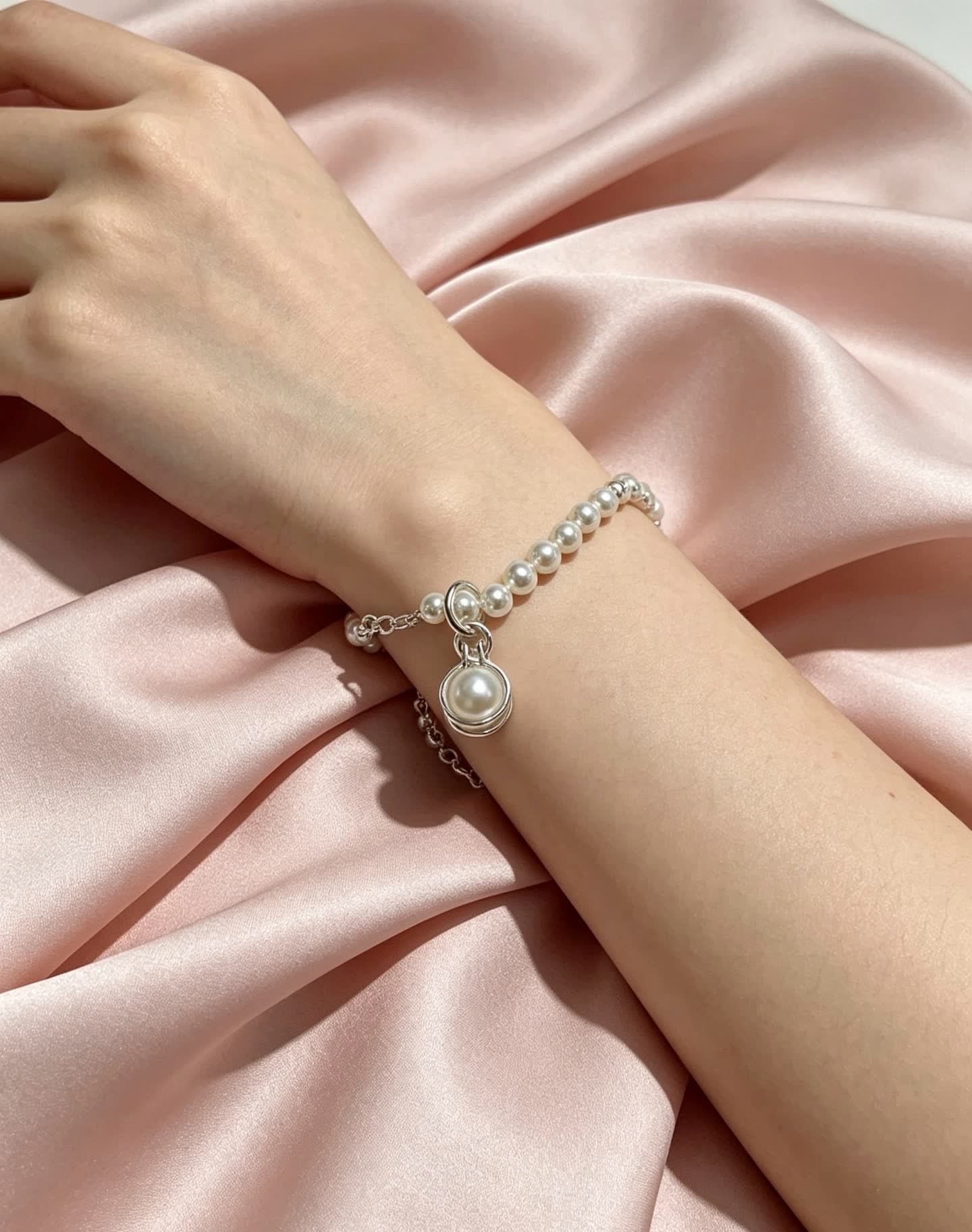 Tiffany & Co Elegant Silver Pearl Bracelet Tiffany & Co Elegant Silver Pearl Bracelet